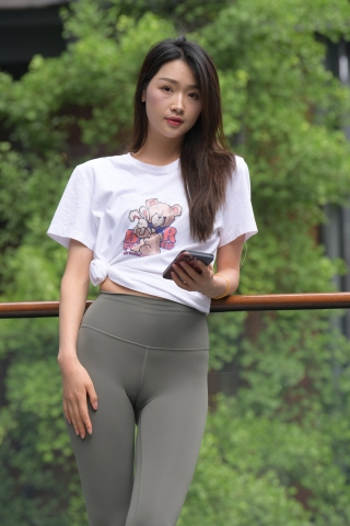 灰色瑜伽裤美女