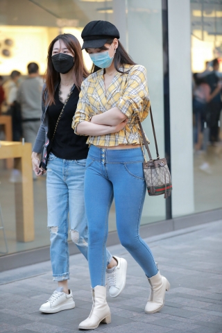 街拍蓝色牛仔紧身裤