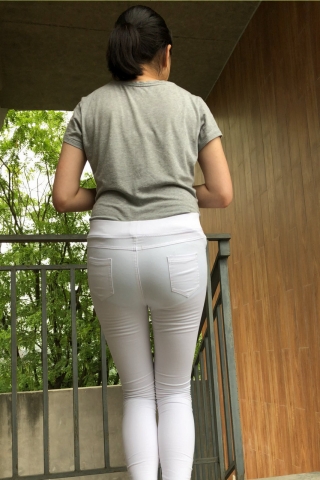 4K模拍紧身白裤小妞