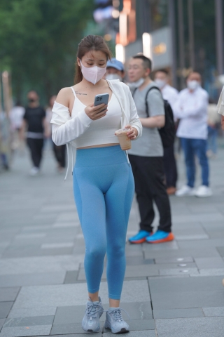 春熙路街拍-蓝色瑜伽紧身裤美女