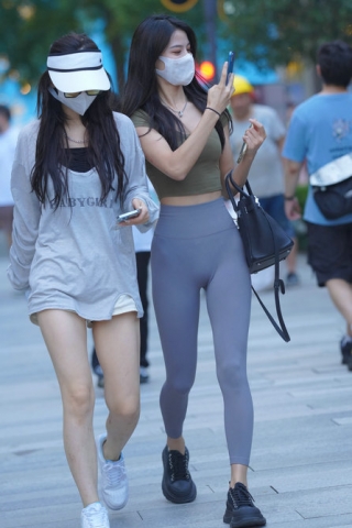 春熙路街拍瑜伽紧身裤美女