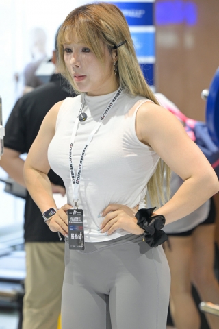 2026-019-灰色紧身裤美女